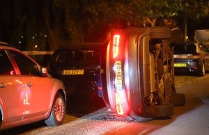 Auto ramt geparkeerde auto’s en belandt op zijkant Rembrandtkade Rijswijk