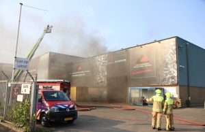 Veel rookontwikkeling bij grote brand in loods Doklaan Rotterdam