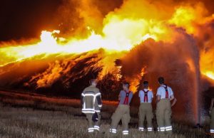 Grote stapel bossage in brand Heinenoord