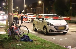 Fietsster zwaargewond na aanrijding met auto Laan van Leidschenveen Den Haag