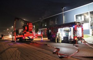 Grote brand in bedrijfspand Laan van Waalhaven Den Haag