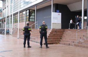 Agenten in kogelwerende vesten bij rechtbank Prins Clauslaan Den Haag