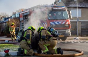 Brandweer blust containerbrandje Doelstraat Maasland