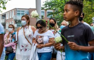 Honderden mensen bij stille tocht voor Alice (15) Mathenesserdijk Rotterdam