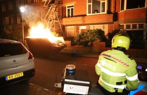 Bouwcontainer in brand, brandweer voorkomt erger Perziklaan Den Haag