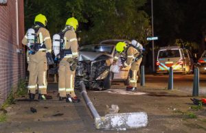 Bestuurder vlucht na flinke aanrijding Italiaansestraat Rotterdam