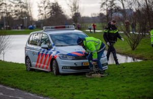 Ambtenaren helpen ambtenaren uit de modder Molenweide Maasland