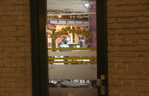 Politie doet inval in koffiehuis Hoefkade Den Haag