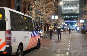 Politie bij ministerie tijdens persconferentie Turfmarkt Den Haag