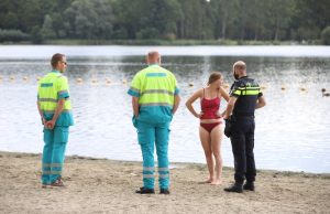 Voorbijganger ziet tas langs waterkant en belt hulpdiensten Delftse Hout Delft