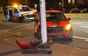 Automobilist rijdt tegen lichtmast Loevesteinlaan Den Haag