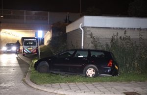 Auto rijdt greppel in Sporthalstraat Schiedam