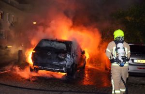 Auto volledig in brand Sportlaan Vlaardingen