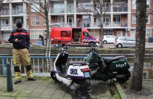 Brandweerduikers vinden deelscooters tijdens oefening Boomsluiterskade Den Haag