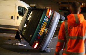 Auto over de kop na technisch mankement Mercuriusweg Den Haag