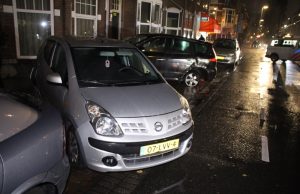 Automobilist vlucht na crash tegen geparkeerde auto’s Weteringkade Den Haag