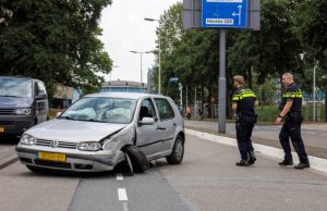 Forse schade na botsing tegen paal Benjamin Franklinstraat Rotterdam