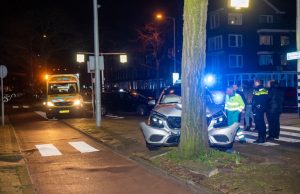 Auto botst tegen boom na aanrijding Burgemeester Knappertlaan Schiedam