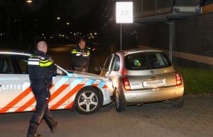 Politie rijdt auto klem na negeren stopteken Zwanensingel Vlaardingen