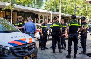Agent breekt arm bij aanhouding oplichter Kruiskade Rotterdam