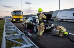 Brand in auto op de rijksweg A4 Schiedam