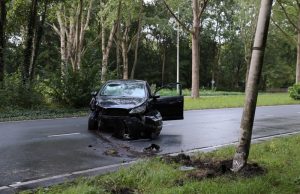 Automobilist rijdt tegen lichtmast Lozerlaan Den Haag