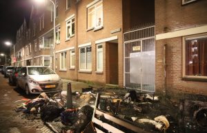 Schade aan auto en woning na flinke buitenbrand Bakkersstraat Den Haag