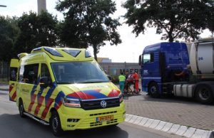 Fietsster onder vrachtwagen, zwaargewond naar het ziekenhuis Benjamin Franklinstraat Rotterdam