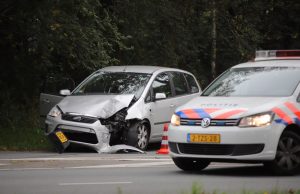 Automobilist knalt op lichtmast Professor B.M. Teldersweg Den Haag