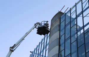 Brandweer rukt uit voor stormschade Drogerij Den Hoorn