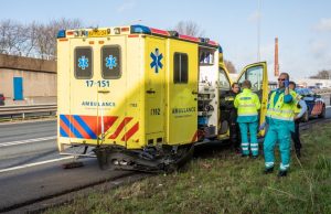 Auto knalt achterop ambulance op de A20 Rotterdam