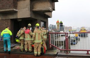 Schipper vaart tegen brug Parksluizen Westzeedijk Rotterdam