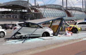 Auto schiet 2x over middenberm en ramt abri Horvathweg Schiedam