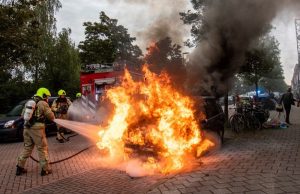 Geparkeerde auto uitgebrand Vlaardingerdijk Schiedam