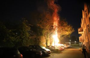 Metershoge vlammen bij autobrand Drooghuisstraat Delft