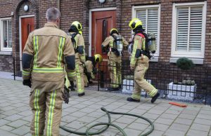 Brandweer zaagt deur open bij middelbrand in woning Raaphorstlaan Den Haag