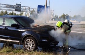 Auto in brand op oprit A4 Vlaardingen