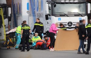 Opzittende lesmotor zwaargewond na botsing tegen vrachtwagen Galgepad Naaldwijk
