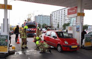 Auto lekt benzine Vlaardingerdijk Schiedam / Vlaardingen