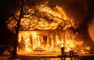 Grote uitslaande brand in Plaswijckpark Ringdijk Rotterdam