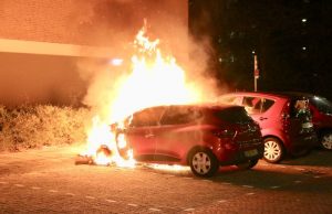 Geparkeerde auto in vlammen op Teunisbloemplein Den Haag