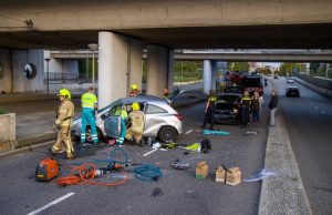 Vijf gewonden na frontale aanrijding Nieuwe Damlaan Schiedam