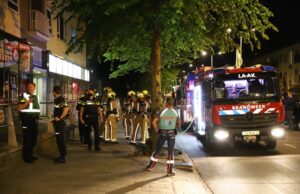 Meerdere mensen op straat na brand in woning Betje Wolffstraat Den Haag