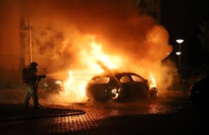 Brandweer rukt met spoed uit voor autobrand Veldzicht Den Haag