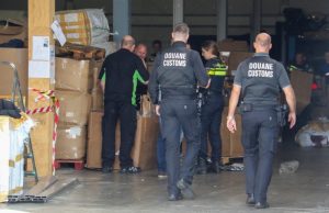 Enorme partij namaak merkkleding onderschept Fokkerstraat Schiedam