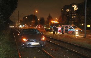 Automobilist rijdt zich klem op trambaan Churchillweg Schiedam
