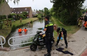 Brandweer maakt zoekslag na vondst gedumpte scooter Veilingweg De Lier