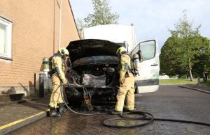 Bedrijfsbus vliegt spontaan in brand Westlander Schipluiden