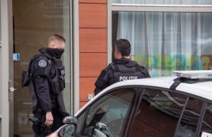 Team Parate Eenheid (TPE) doet inval in woning Nieuwe Damlaan Schiedam