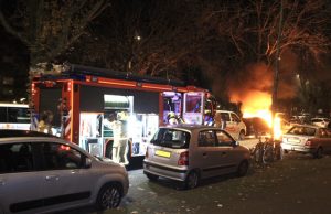 Twee geparkeerde auto’s in brand De La Reyweg Den Haag